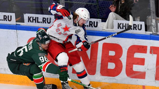 Игрок Ак Барса Никита Лямкин (слева) и игрок ЦСКА Прохор Полтапов во втором матче финальной серии Кубка Гагарина Континентальной хоккейной лиги между ХК Ак Барс (Казань) и ПХК ЦСКА (Москва).