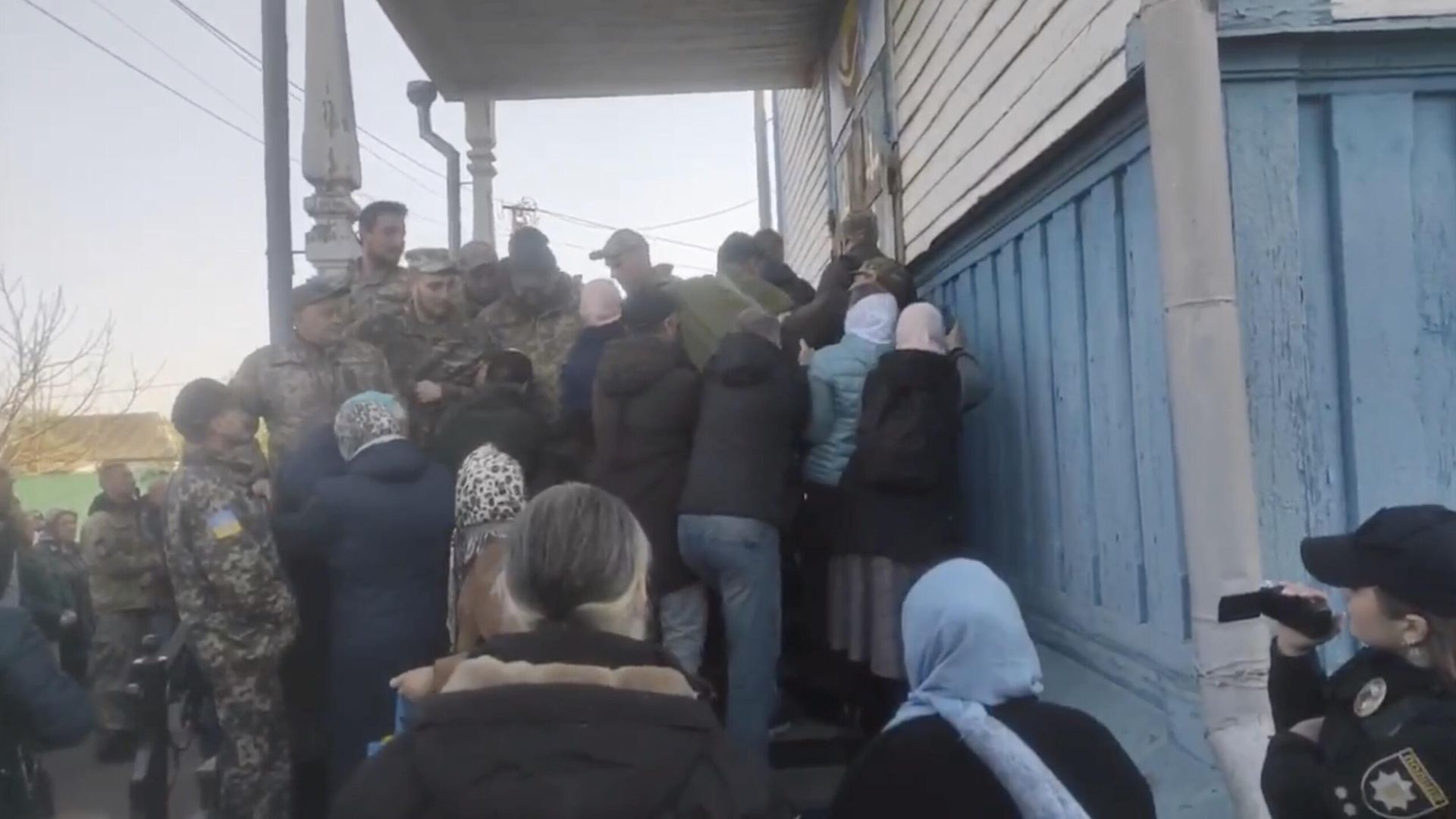 Захват храма УПЦ в селе Требухов Киевской области. Кадр видео Захват храма УПЦ в селе Требухов Киевской области. Кадр видео - РИА Новости, 1920, 22.04.2023