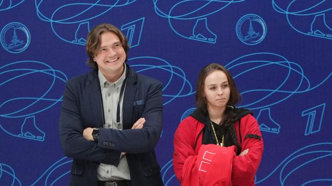 Тренер Сергей Росляков наблюдает за выступлением пар с короткой программой парного катания на контрольных прокатах сборной России по фигурному катанию в Москве.