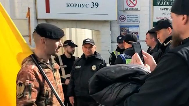 Провокатор в камуфляже с украинским флагом возле Киево-Печерской лавры Провокатор в камуфляже с украинским флагом возле Киево-Печерской лавры