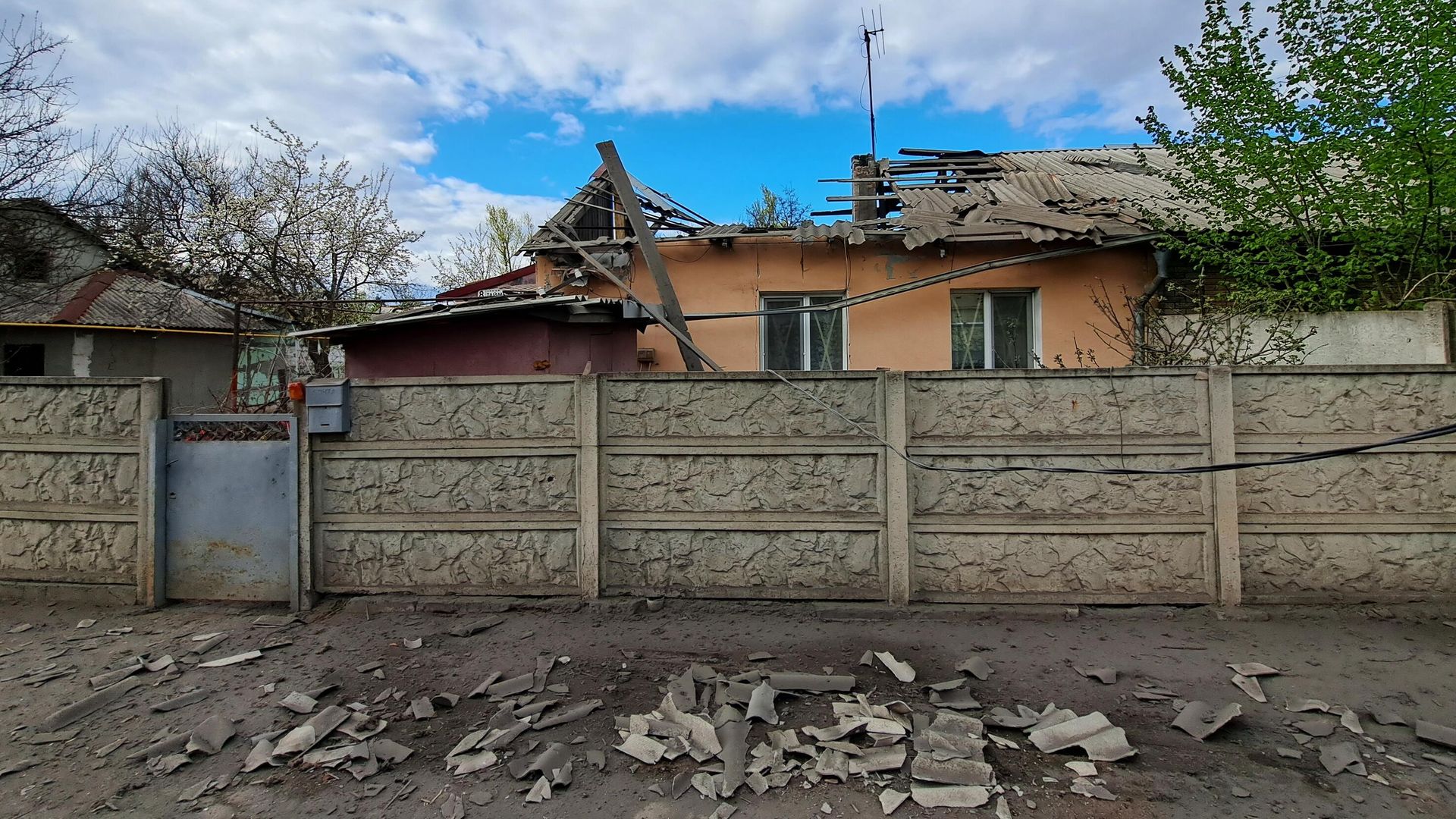 Жилой дом, частично разрушенный в результате обстрела ВСУ Жилой дом, частично разрушенный в результате обстрела ВСУ - РИА Новости, 1920, 07.05.2023