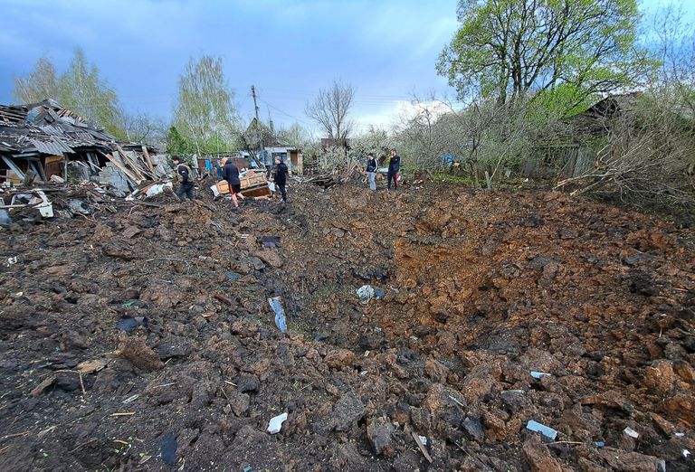 Воронка после обстрела ВСУ Киевского района Донецка