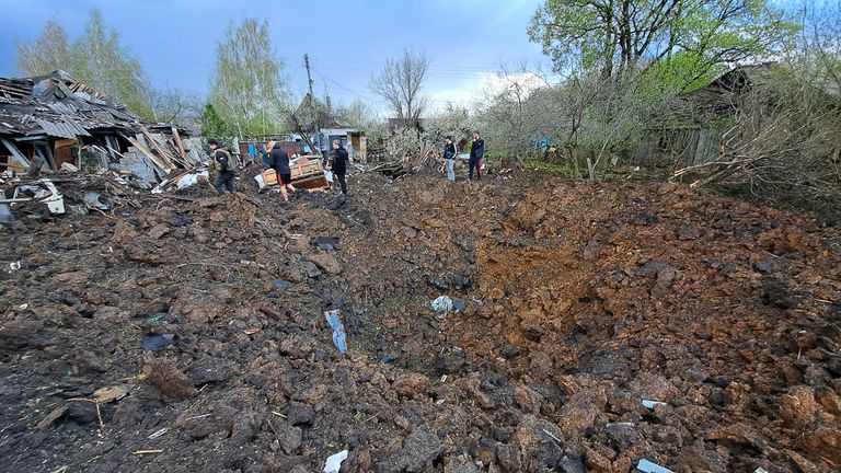 Воронка после обстрела ВСУ Киевского района Донецка Воронка после обстрела ВСУ Киевского района Донецка