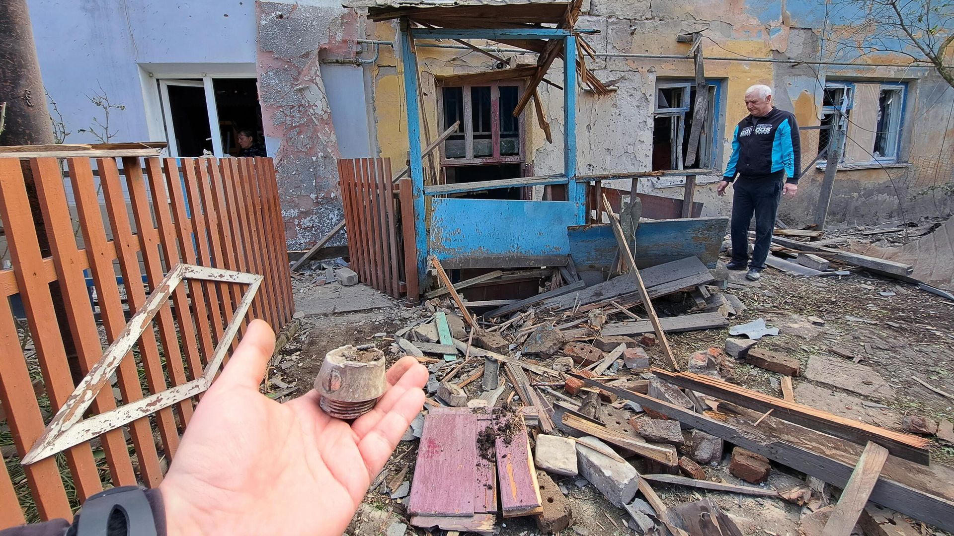 Мужчина во дворе многоквартирного жилого дома, частично разрушенного в результате обстрела ВСУ Петровского района Донецка Мужчина во дворе многоквартирного жилого дома, частично разрушенного в результате обстрела ВСУ Петровского района Донецка - РИА Новости, 1920, 07.05.2023