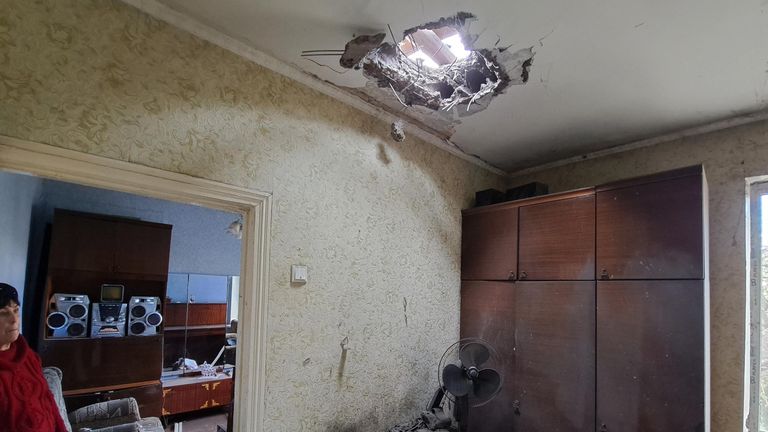 Отверстие в потолке одной из комнат жилого дома, частично разрушенного в результате обстрела ВСУ Петровского района Донецка Отверстие в потолке одной из комнат жилого дома, частично разрушенного в результате обстрела ВСУ Петровского района Донецка