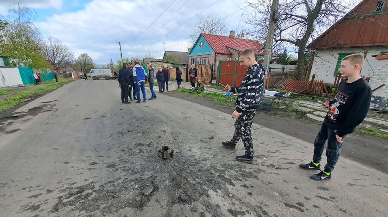 Фрагмент снаряда на месте обстрела со стороны ВСУ в поселке Нижняя Крынка в Советском районе Донецкой народной республики Фрагмент снаряда на месте обстрела со стороны ВСУ в поселке Нижняя Крынка в Советском районе Донецкой народной республики