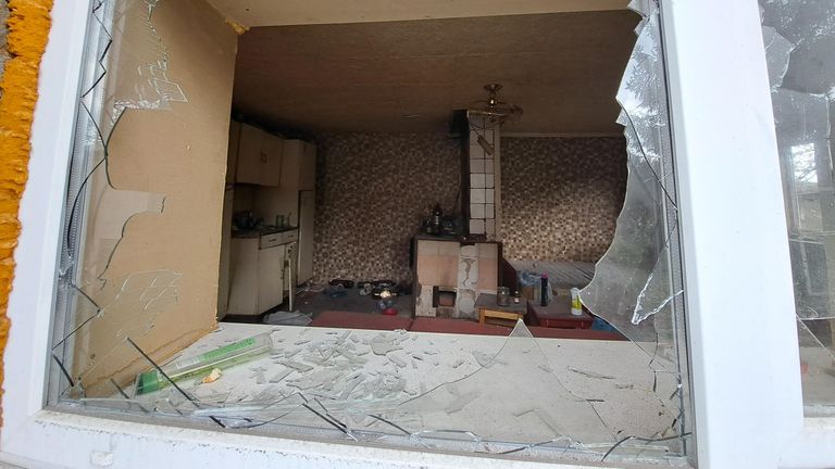 Окно жилого дома, разбитое в результате обстрела со стороны ВСУ в поселке Нижняя Крынка в Советском районе Донецкой народной республики Окно жилого дома, разбитое в результате обстрела со стороны ВСУ в поселке Нижняя Крынка в Советском районе Донецкой народной республики