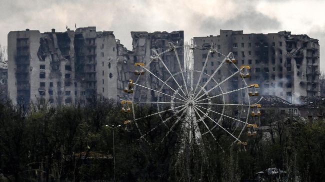 Поврежденные многоэтажные дома в западной части Артемовска