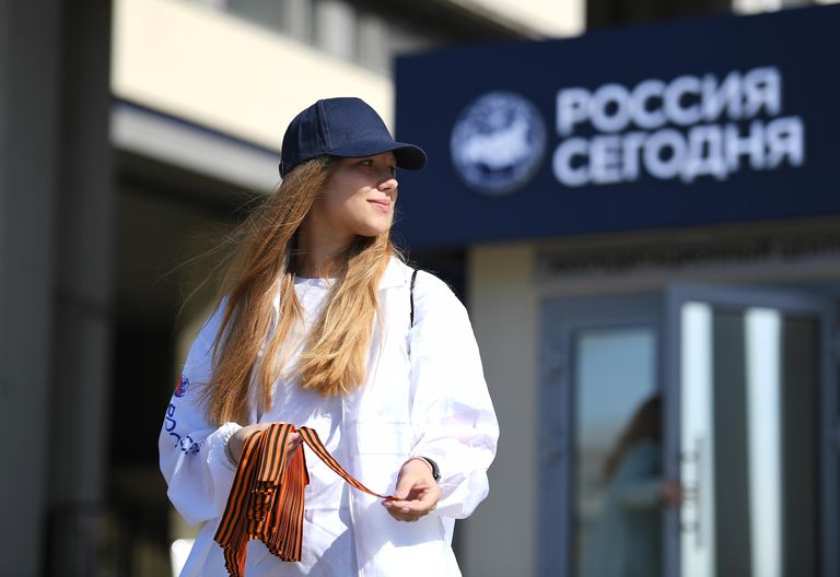 Волонтер раздает георгиевские ленточки на Зубовском бульваре в Москве в рамках ежегодной акции Георгиевская ленточка Волонтер раздает георгиевские ленточки на Зубовском бульваре в Москве в рамках ежегодной акции Георгиевская ленточка