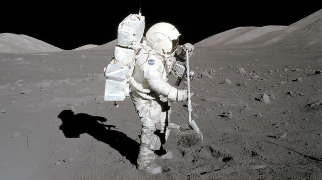 Геолог Харрисон Шмитт на Луне. Миссия Аполлон-17, 1972 Геолог Харрисон Шмитт на Луне. Миссия Аполлон-17, 1972