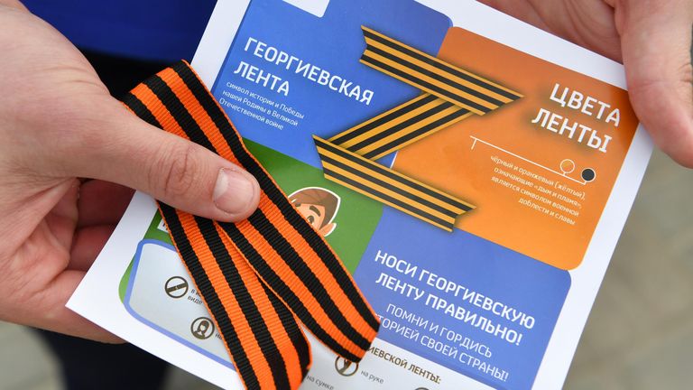 Активист Татарстанского регионального отделения Всероссийской общественной организации Молодая гвардия Единой России раздает ленточки на улицах Казани Активист Татарстанского регионального отделения Всероссийской общественной организации Молодая гвардия Единой России раздает ленточки на улицах Казани