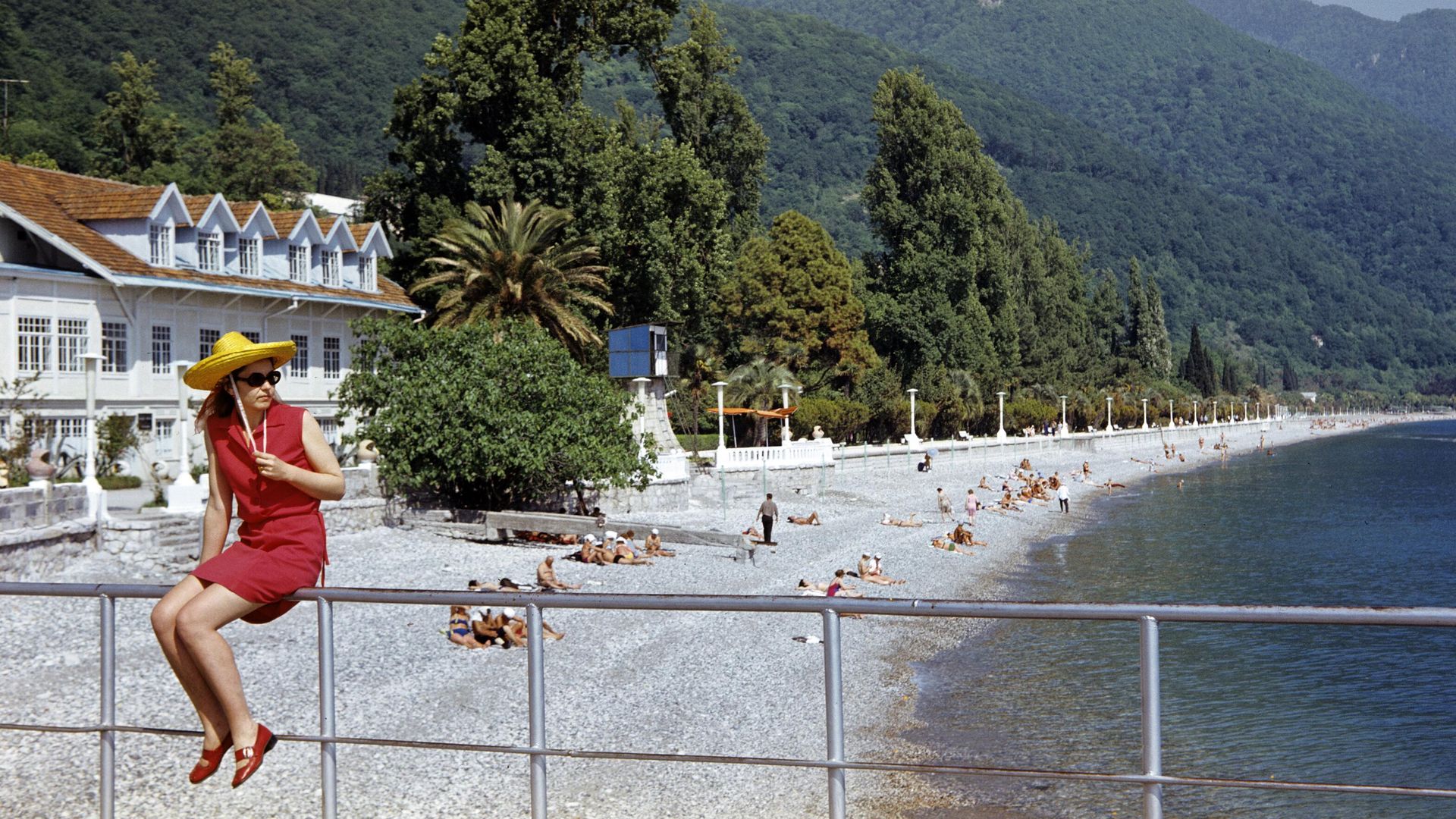 Морское побережье в Гагре, 1974 год Морское побережье в Гагре, 1974 год - РИА Новости, 1920, 04.05.2023
