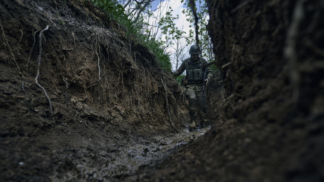 Украинский солдат в окопе