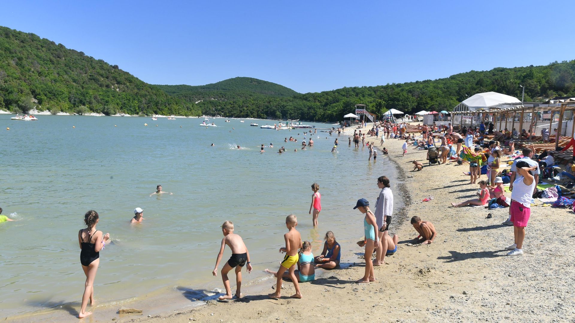 Люди отдыхают на пляже в Анапе Люди отдыхают на пляже в Анапе - РИА Новости, 1920, 31.08.2026