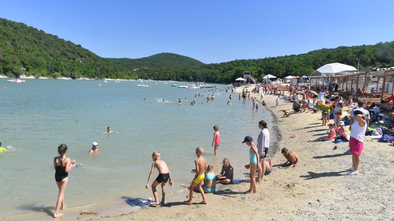 Люди отдыхают на пляже в Анапе