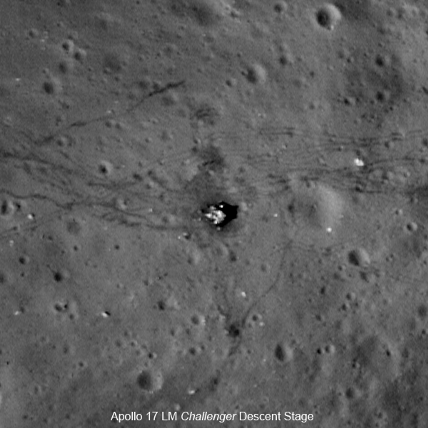 Посадочный модуль Аполлон-17, следы лунного автомобиля и астронавтов на снимке зонда LRO Посадочный модуль Аполлон-17, следы лунного автомобиля и астронавтов на снимке зонда LRO