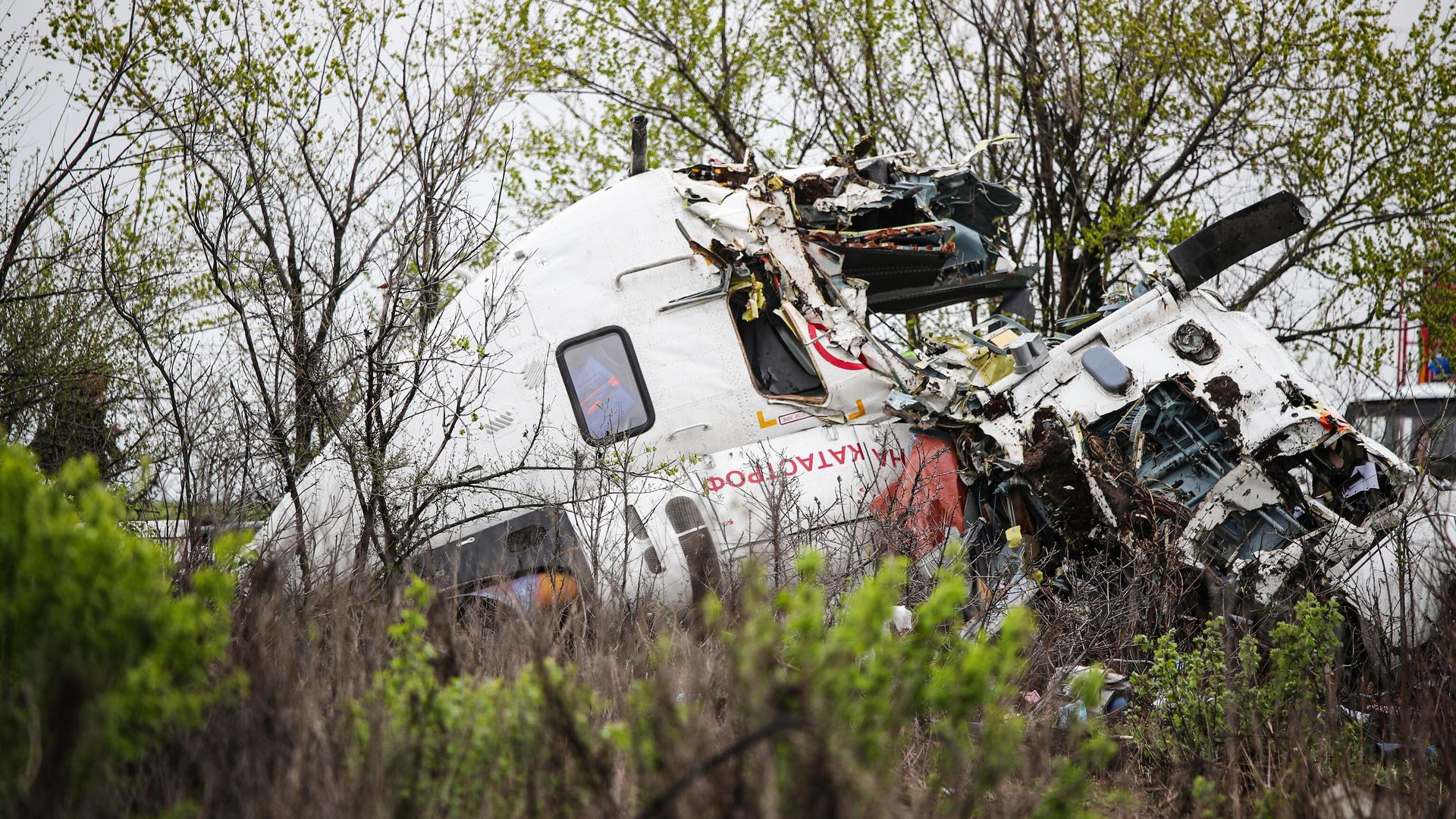 Обломки разбившегося вертолета санитарной авиации вблизи поселка Ерзовка Городищенского района. 25 апреля 2023 Обломки разбившегося вертолета санитарной авиации вблизи поселка Ерзовка Городищенского района. 25 апреля 2023 - РИА Новости, 1920, 25.04.2023