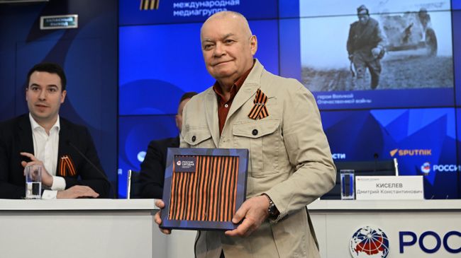 Генеральный директор Международной медиагруппы Россия сегодня Дмитрий Киселев на пресс-конференции, приуроченной к старту акции Георгиевская ленточка, в Международном мультимедийном пресс-центре Россия сегодня в Москве Генеральный директор Международной медиагруппы Россия сегодня Дмитрий Киселев на пресс-конференции, приуроченной к старту акции Георгиевская ленточка, в Международном мультимедийном пресс-центре Россия сегодня в Москве