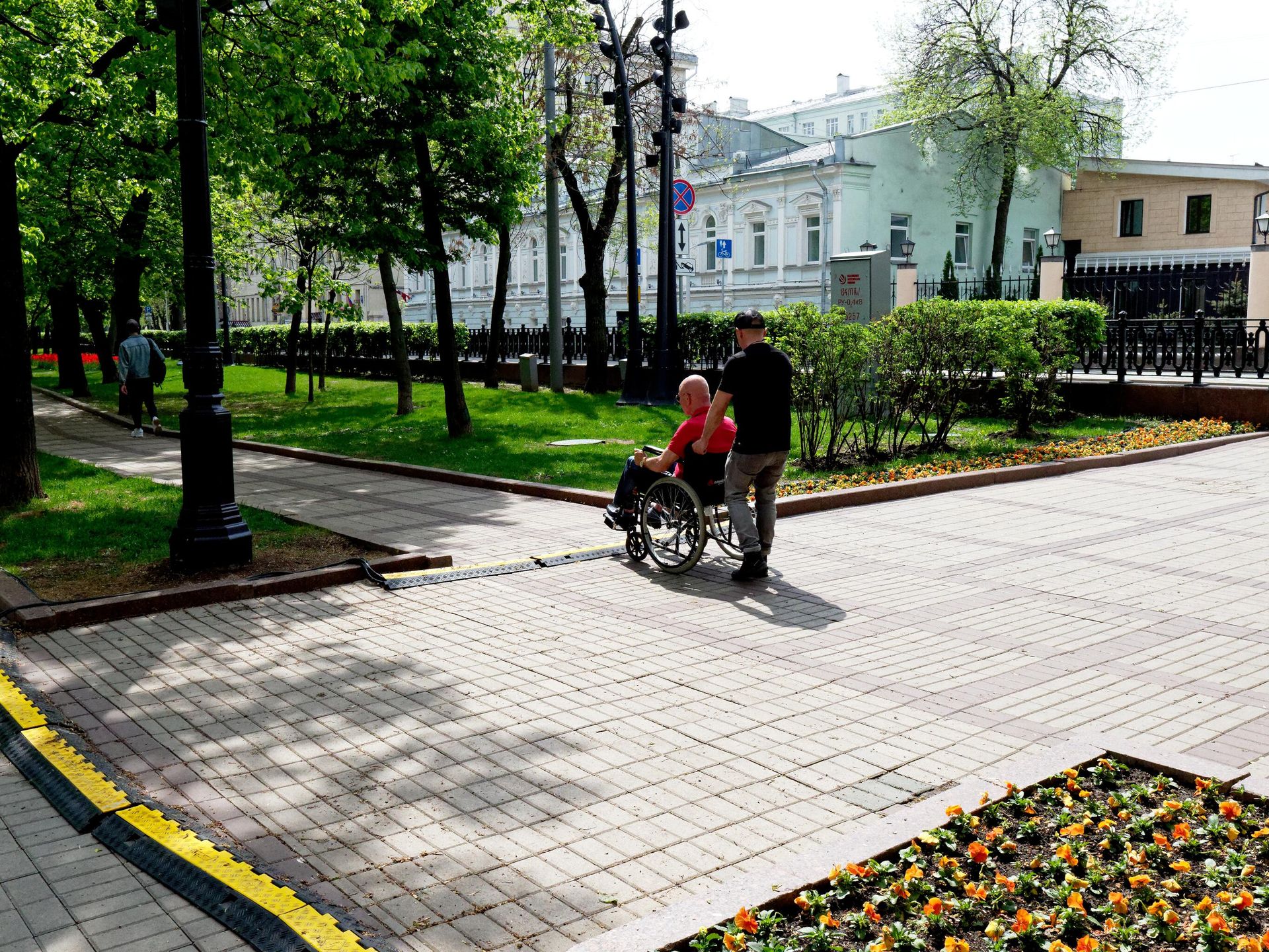Люди гуляют по Чистопрудному бульвару в Москве Люди гуляют по Чистопрудному бульвару в Москве - РИА Новости, 1920, 25.04.2023