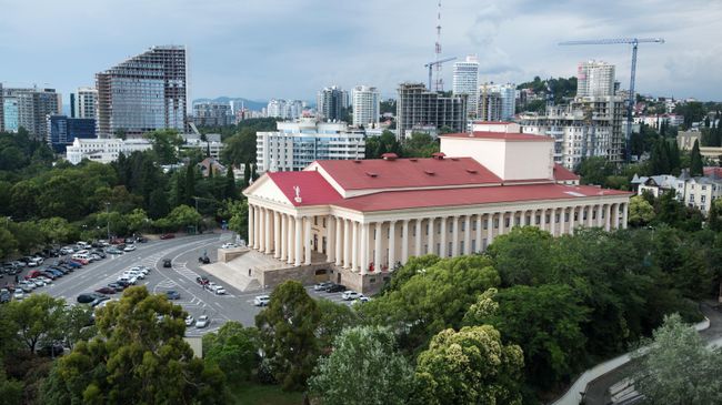 Вид на здание зимнего театра в Сочи
