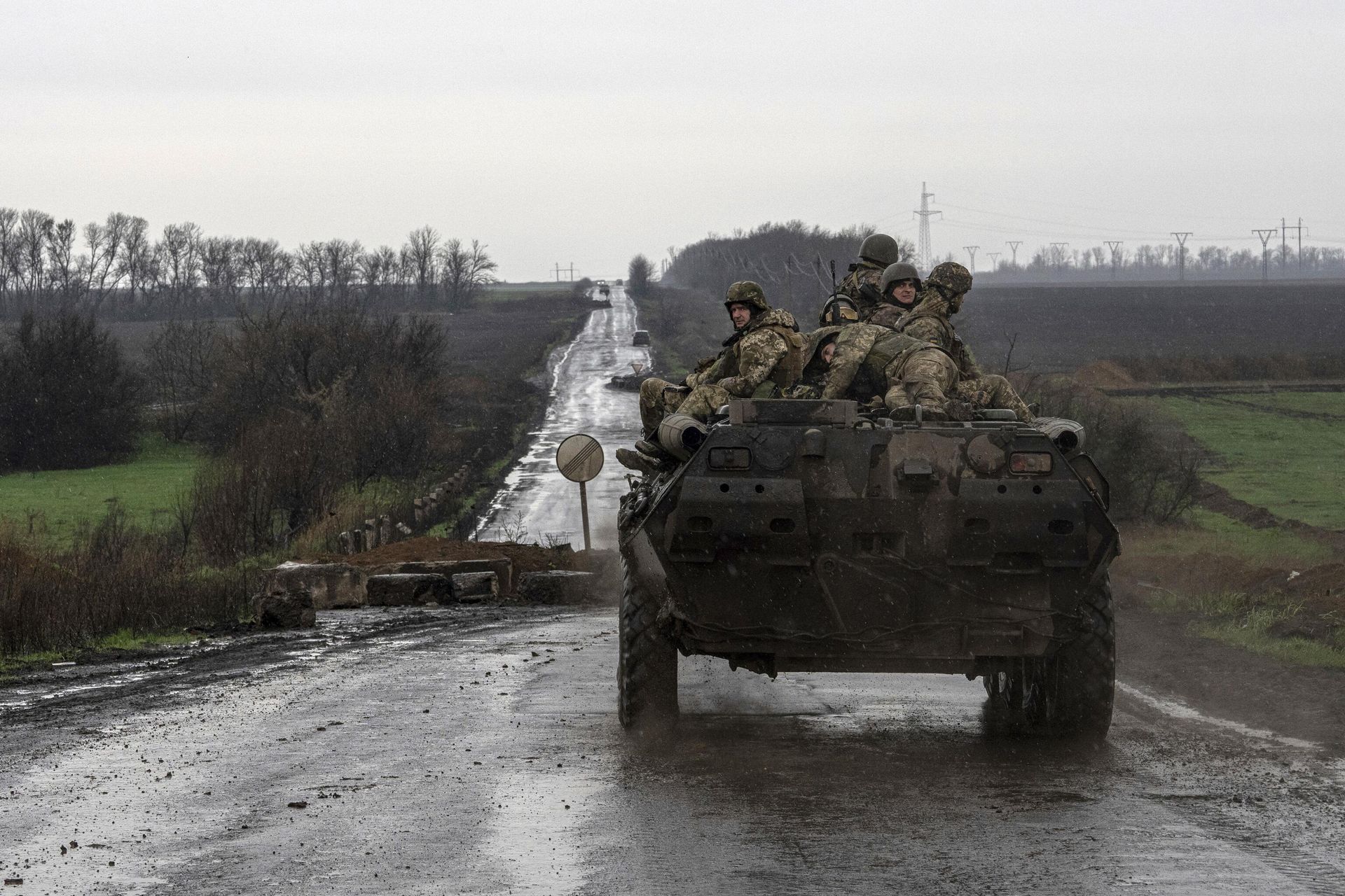 Украинские военные на дороге в районе Угледара Украинские военные на дороге в районе Угледара - РИА Новости, 1920, 04.10.2024
