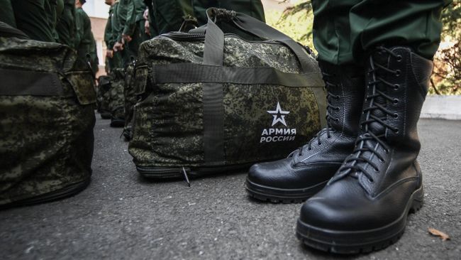Призывники в сборном пункте
