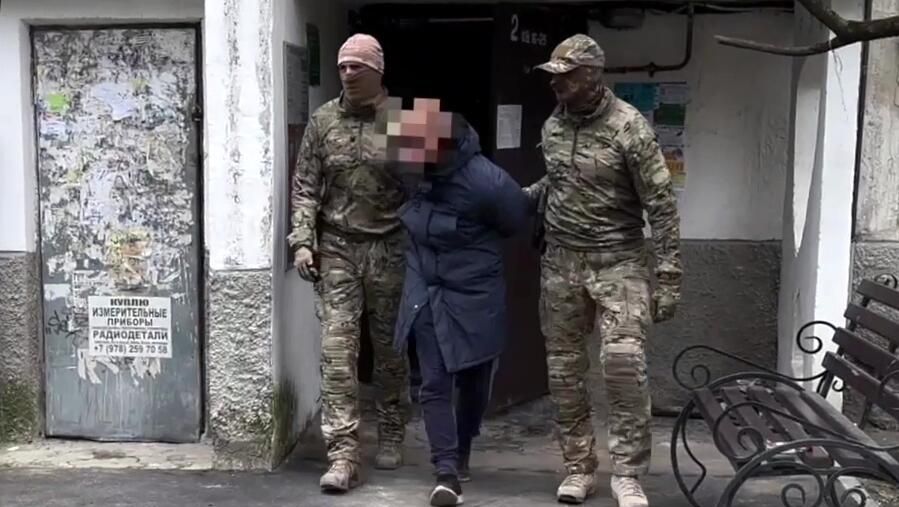 Сотрудники ФСБ РФ на задержании гражданина РФ, планировавшего совершить диверсионно-террористический акт в отношении объекта здравоохранения Министерства обороны РФ на территории Республики Крым. Скриншот видео Сотрудники ФСБ РФ на задержании гражданина РФ, планировавшего совершить диверсионно-террористический акт в отношении объекта здравоохранения Министерства обороны РФ на территории Республики Крым. Скриншот видео - РИА Новости, 1920, 26.04.2023
