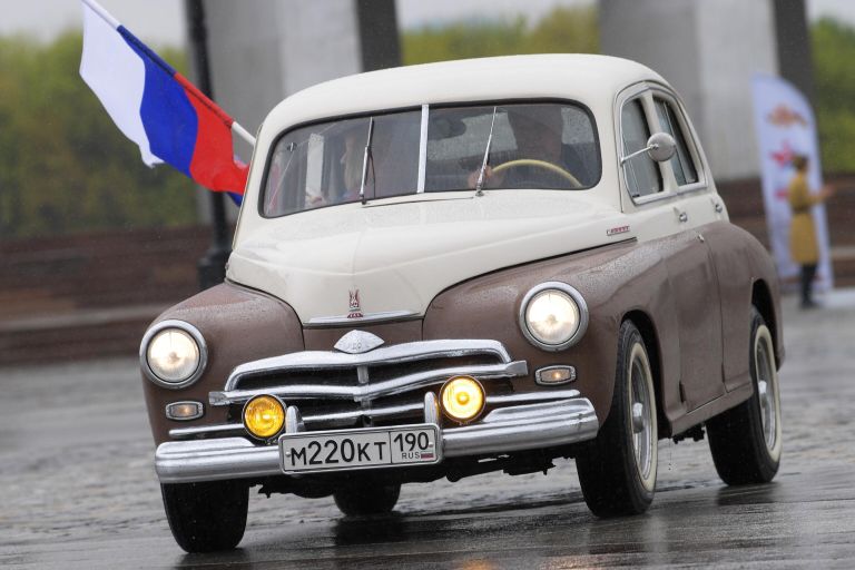 Автомобиль ГАЗ-М-20 Победа во время старта ретроралли Автопробег Победы у Музея Победы в Москве Автомобиль ГАЗ-М-20 Победа во время старта ретроралли Автопробег Победы у Музея Победы в Москве