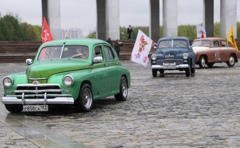 Автомобили участников ретроралли Автопробег Победы во время старта у Музея Победы в Москве Автомобили участников ретроралли Автопробег Победы во время старта у Музея Победы в Москве