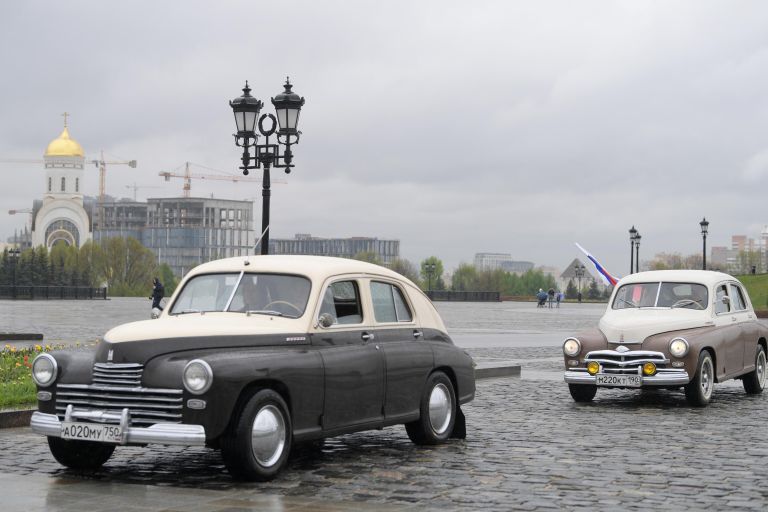 Автомобили ГАЗ-М-20 Победа во время старта ретроралли Автопробег Победы у Музея Победы в Москве. Автомобили ГАЗ-М-20 Победа во время старта ретроралли Автопробег Победы у Музея Победы в Москве.