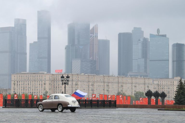 Автомобиль ГАЗ-М-20 Победа во время старта ретроралли Автопробег Победы у Музея Победы в Москве Автомобиль ГАЗ-М-20 Победа во время старта ретроралли Автопробег Победы у Музея Победы в Москве
