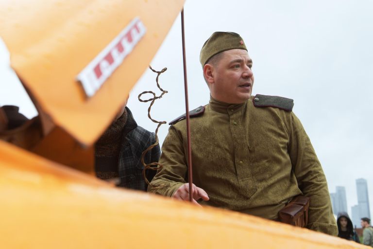 Мужчина в исторической военной форме у автомобиля ГАЗ-М-20 Победа во время старта ретроралли Автопробег Победы у Музея Победы в Москве Мужчина в исторической военной форме у автомобиля ГАЗ-М-20 Победа во время старта ретроралли Автопробег Победы у Музея Победы в Москве