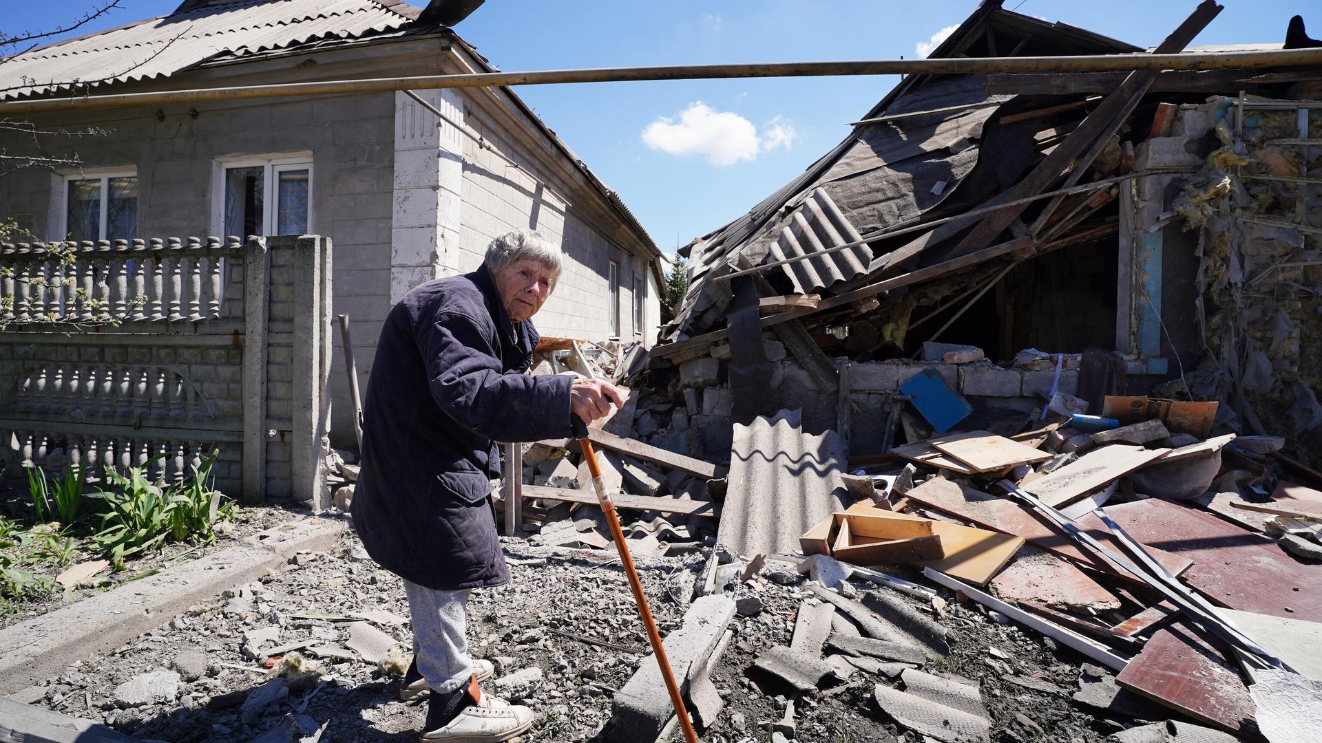 Женщина у жилого частного дома, разрушенного в результате обстрела Донецка со стороны ВСУ Женщина у жилого частного дома, разрушенного в результате обстрела Донецка со стороны ВСУ - РИА Новости, 1920, 13.04.2026