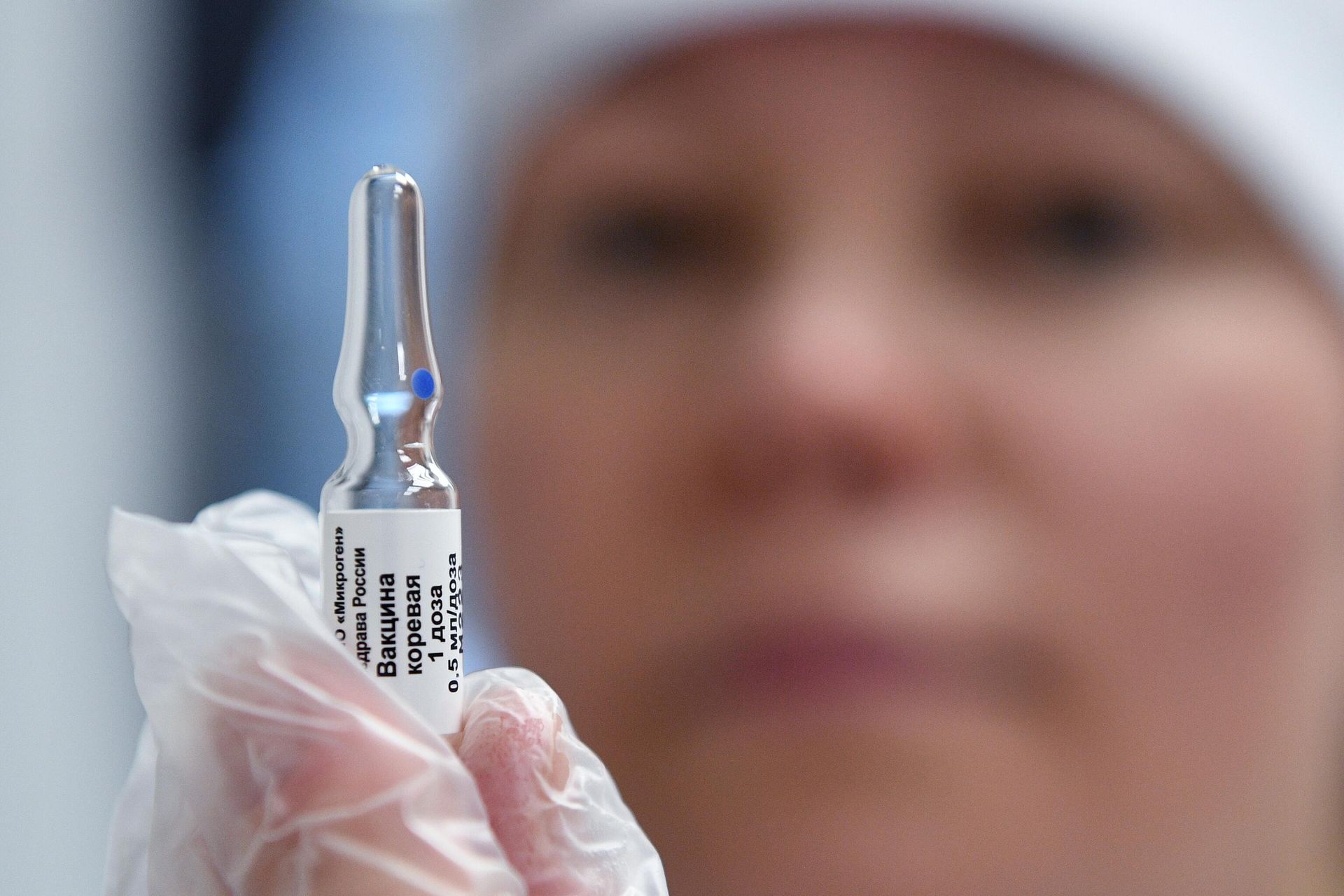 Медицинская сестра держит в руках ампулу вакцины коревой в детской поликлинике в Москве Медицинская сестра держит в руках ампулу вакцины коревой в детской поликлинике в Москве - РИА Новости, 1920, 26.04.2023