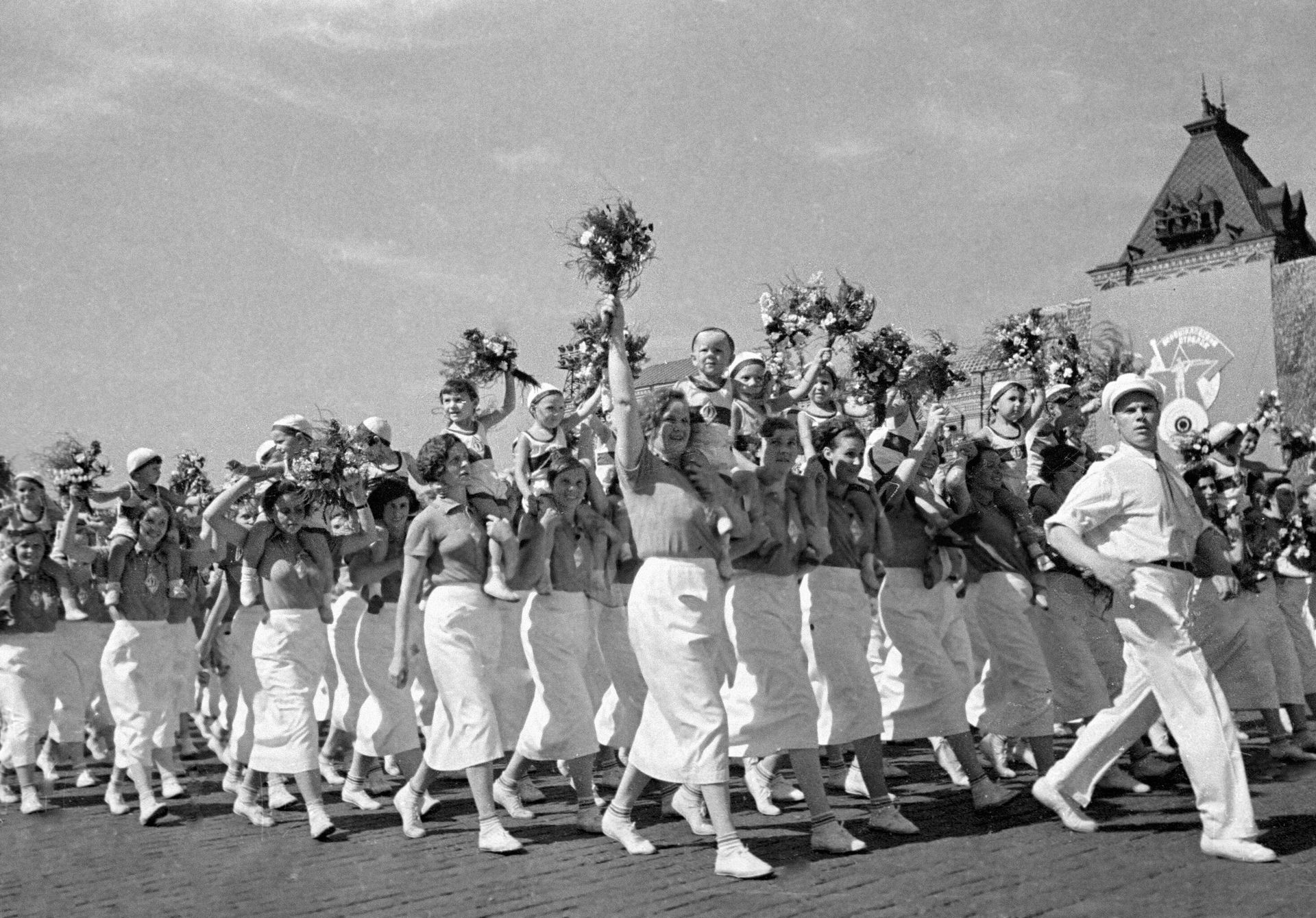 Физкультурный парад на Красной площади в Москве. 1 Мая. 1936 год - РИА Новости, 1920, 25.08.2025
