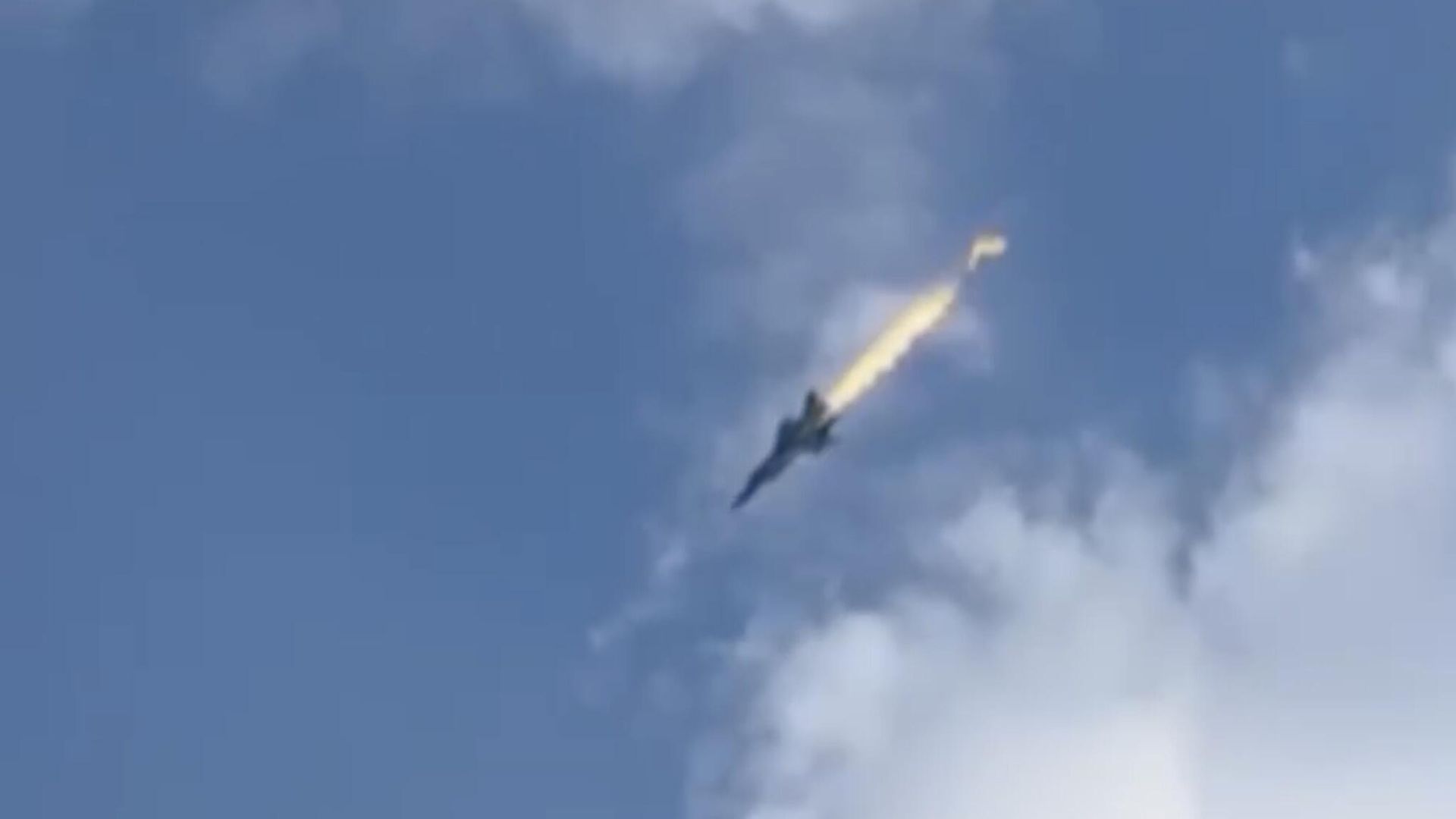 Падение истребителя МиГ-31 в Мурманской области. Кадр видео очевидца Падение истребителя МиГ-31 в Мурманской области. Кадр видео очевидца - РИА Новости, 1920, 26.04.2023