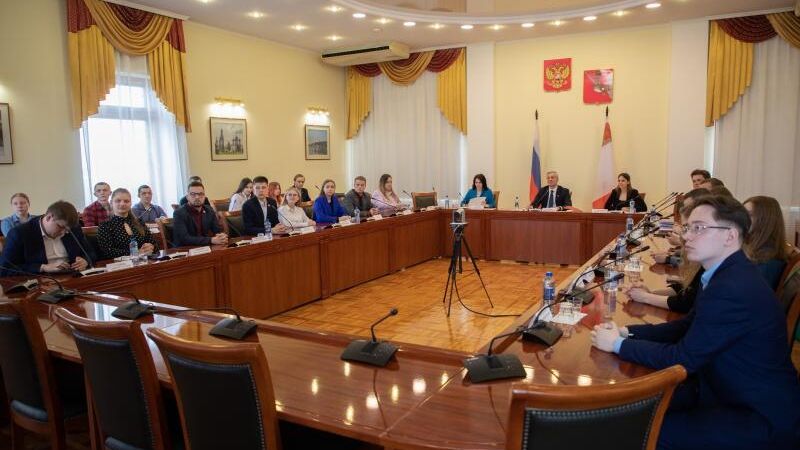Заседание с участниками Дискуссионного клуба Молодежного парламента при Законодательном собрании Вологодской области на тему Россия – право быть сильной Заседание с участниками Дискуссионного клуба Молодежного парламента при Законодательном собрании Вологодской области на тему Россия – право быть сильной - РИА Новости, 1920, 27.04.2023