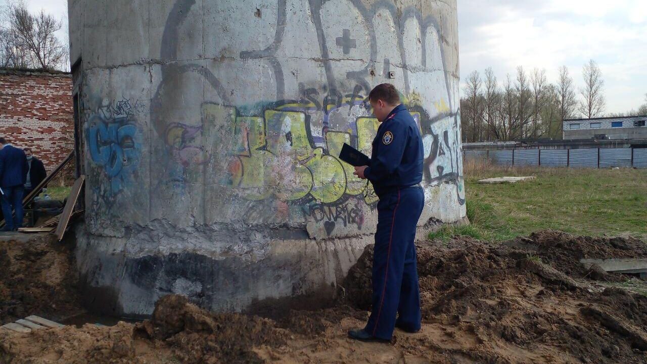 Сотрудник СК на территории ТЭЦ в Павловске, где произошел взрыв неустановленного устройства Сотрудник СК на территории ТЭЦ в Павловске, где произошел взрыв неустановленного устройства - РИА Новости, 1920, 27.04.2023