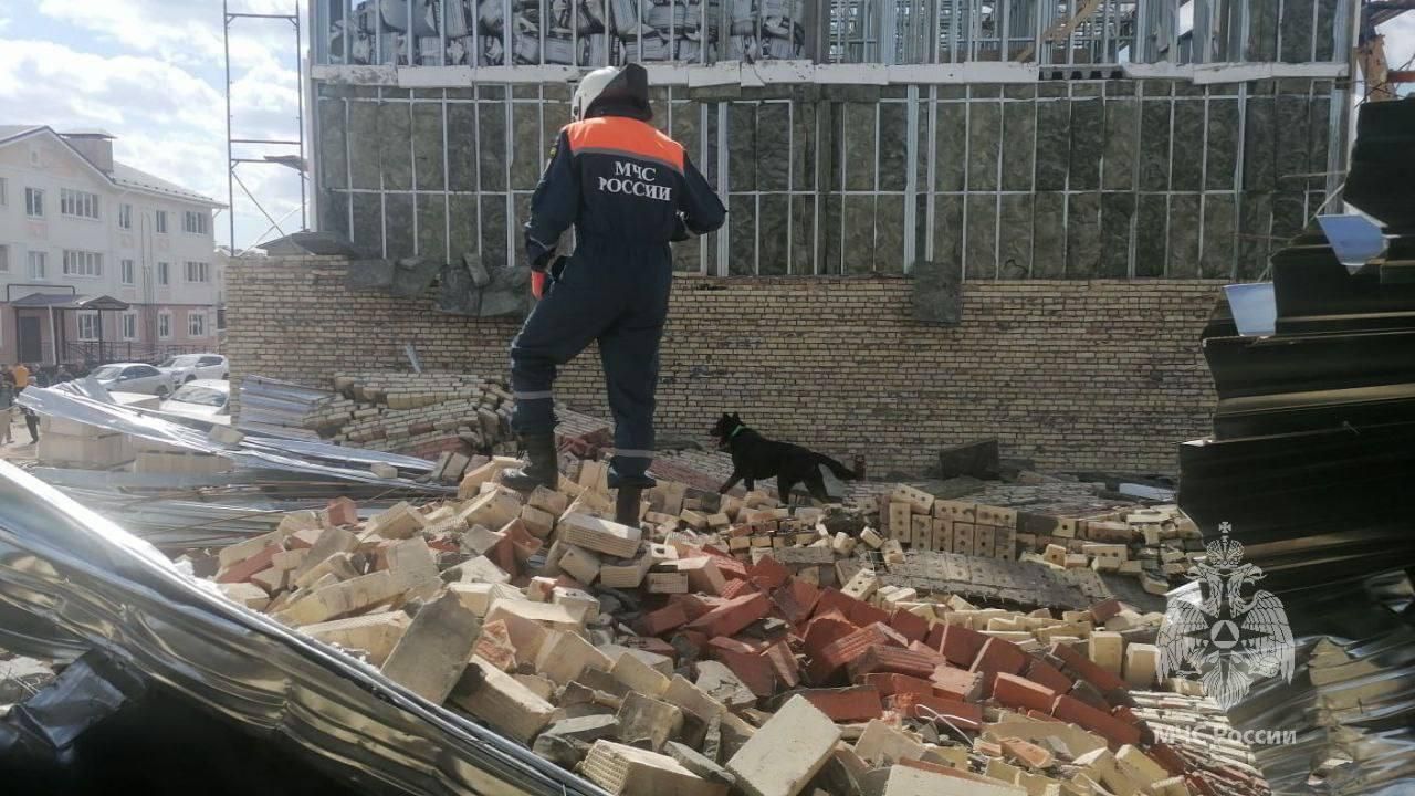Спасатель на месте обрушения стены строящегося трехэтажного дома в Пестречинском районе Спасатель на месте обрушения стены строящегося трехэтажного дома в Пестречинском районе - РИА Новости, 1920, 27.04.2023