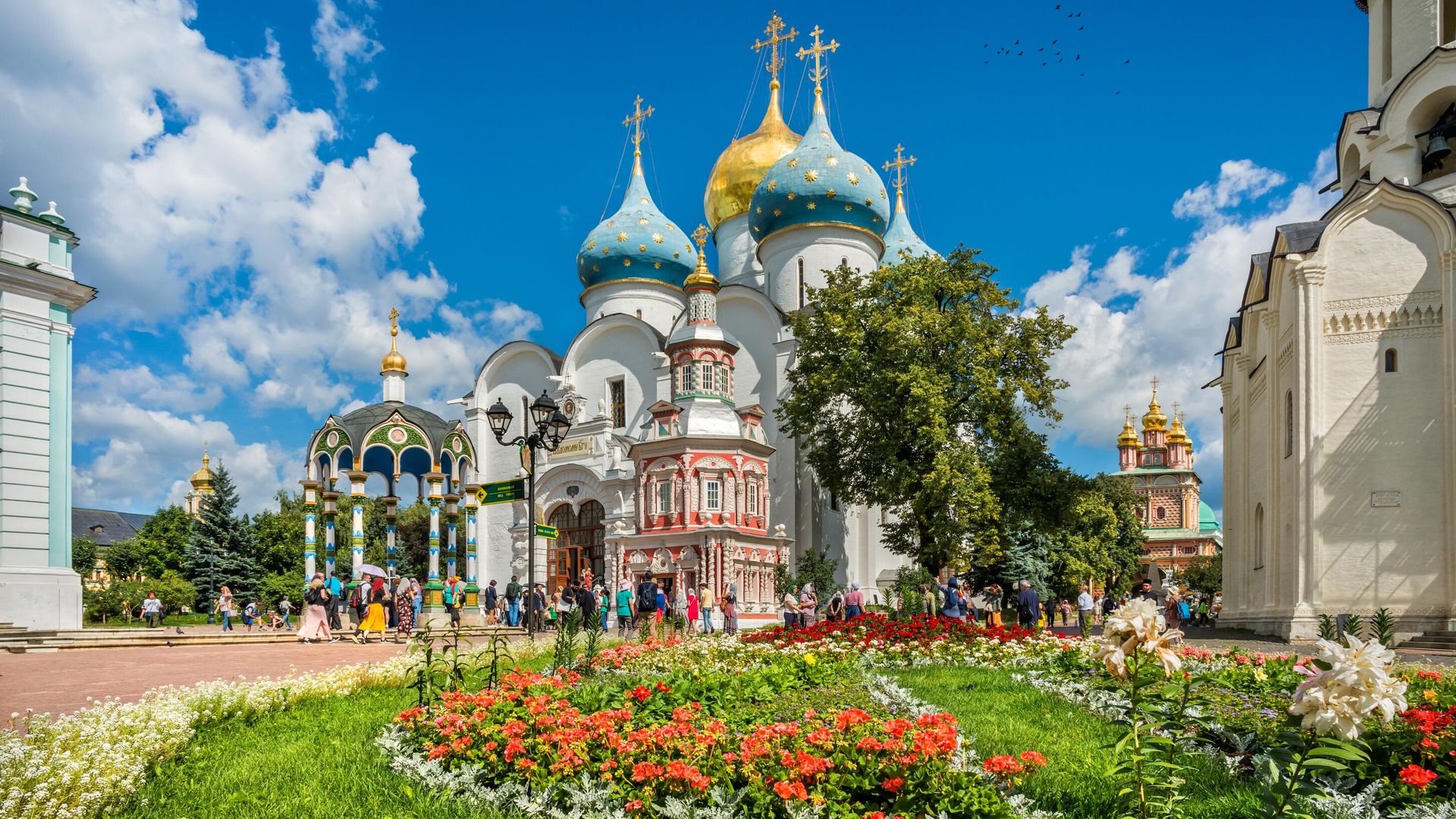 Успенский собор с часовней на территории Троице-Сергиевой лавры в Сергиевом Посаде Успенский собор с часовней на территории Троице-Сергиевой лавры в Сергиевом Посаде - РИА Новости, 1920, 24.08.2023