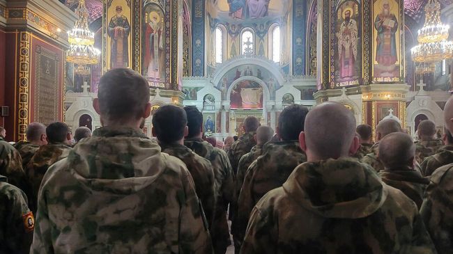 Церемония прибития знамени отряда Аксай к древку и освящения воинского символа в Новочеркасском войсковом казачьем соборе
