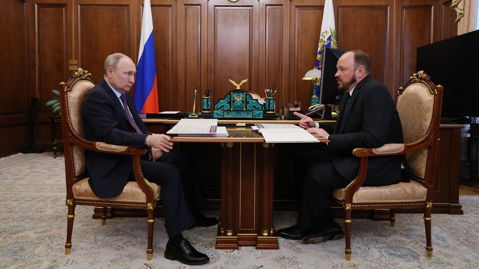 Президент РФ Владимир Путин и президент Российской ассоциации производителей удобрений Андрей Гурьев во время встречи Президент РФ Владимир Путин и президент Российской ассоциации производителей удобрений Андрей Гурьев во время встречи - РИА Новости, 1920, 27.04.2023