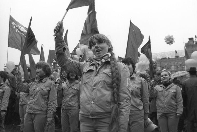 Участники Первомайской демонстрации на Красной площади, 1985 год Участники Первомайской демонстрации на Красной площади, 1985 год