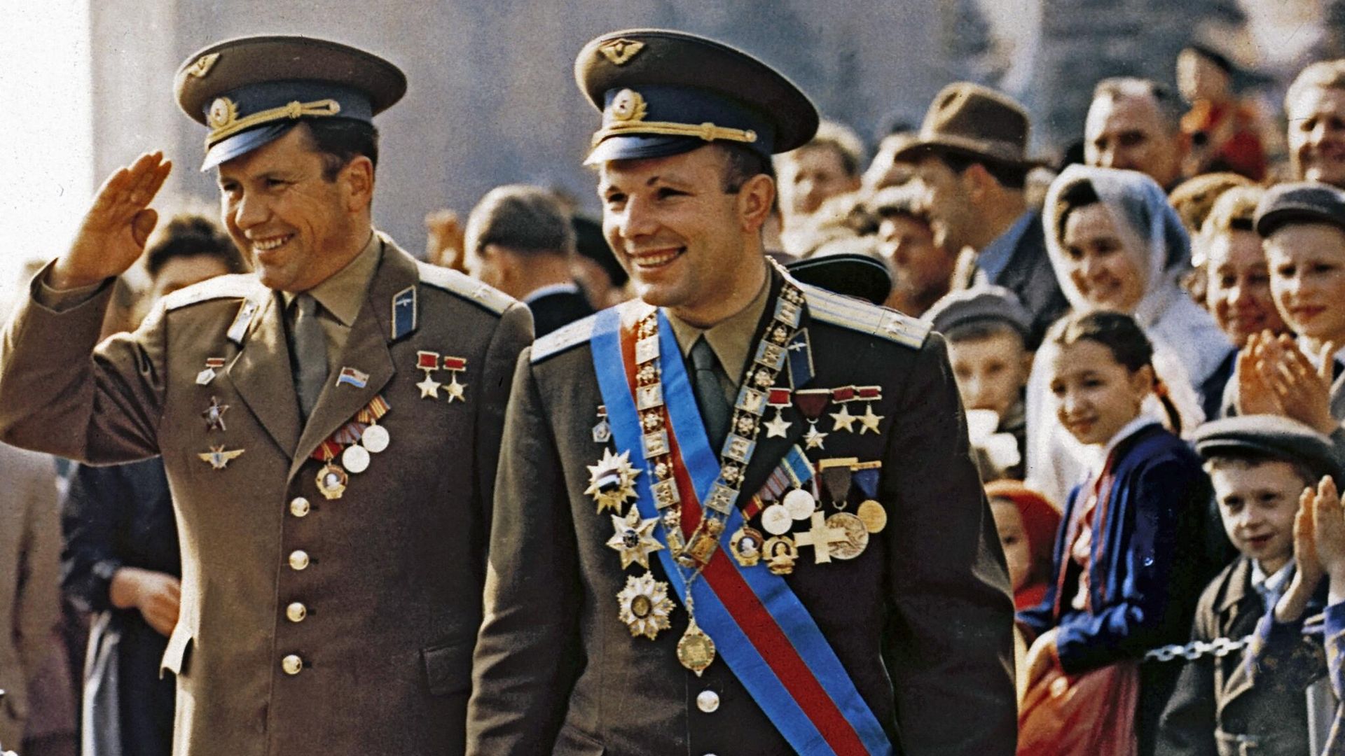 Летчики-космонавты, герои Советского Союза Юрий Гагарин и Павел Попович на трибуне для гостей во время первомайской демонстрации трудящихся на Красной площади в Москве, 1963 год Летчики-космонавты, герои Советского Союза Юрий Гагарин и Павел Попович на трибуне для гостей во время первомайской демонстрации трудящихся на Красной площади в Москве, 1963 год - РИА Новости, 1920, 09.03.2024