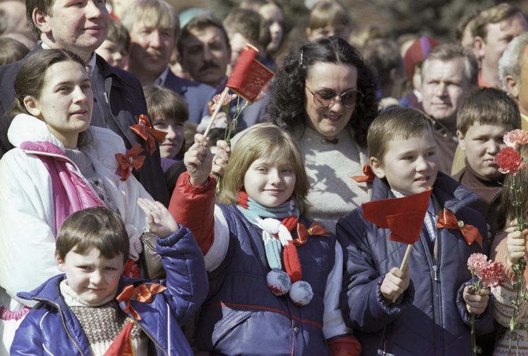 Московская школьница Катя Лычева на праздничной демонстрации, 1986 год Московская школьница Катя Лычева на праздничной демонстрации, 1986 год