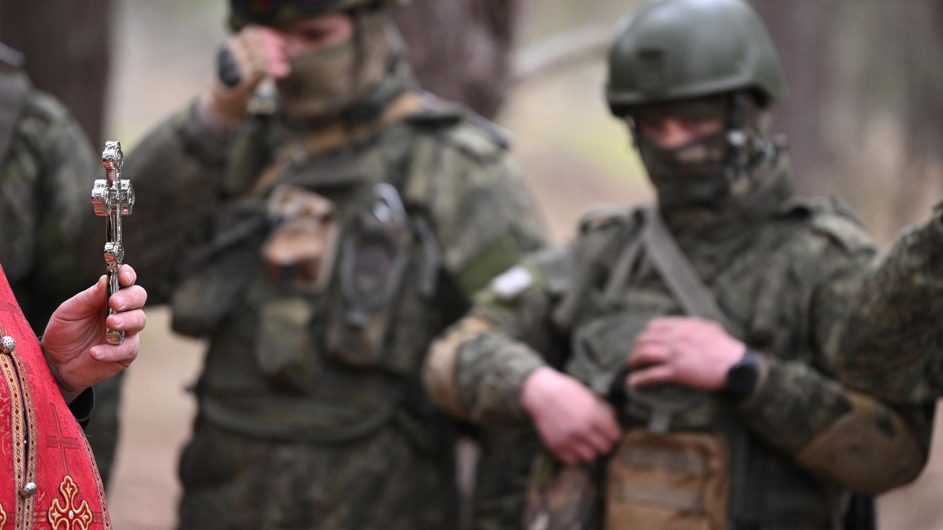 Руководитель военного отдела и специального гуманитарного центра Крымской митрополии протоиерей Дмитрий Коротков проводит молебен перед мощами святого великомученика Георгия Победоносца для артиллеристов ВС РФ на передовой позиции в южном секторе СВО Руководитель военного отдела и специального гуманитарного центра Крымской митрополии протоиерей Дмитрий Коротков проводит молебен перед мощами святого великомученика Георгия Победоносца для артиллеристов ВС РФ на передовой позиции в южном секторе СВО - РИА Новости, 1920, 28.08.2023