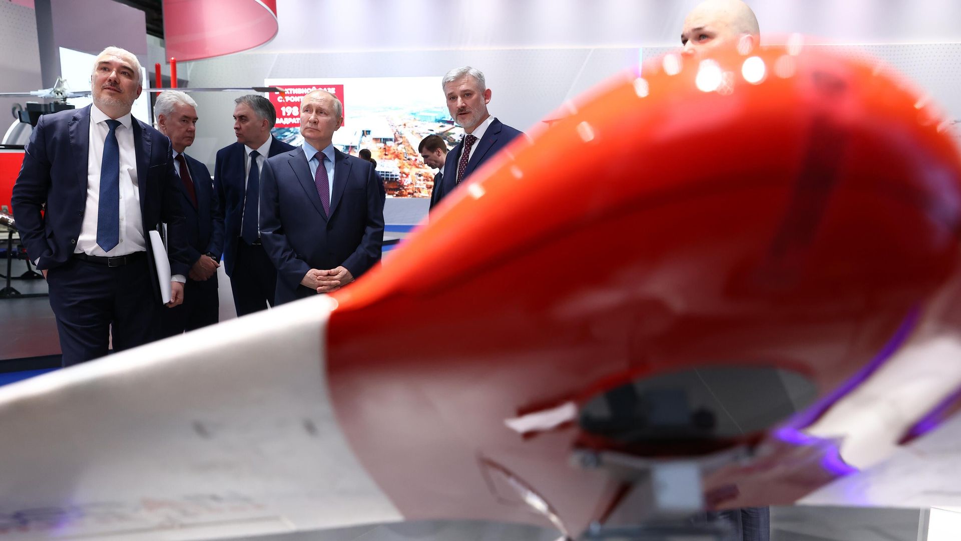 Президент РФ Владимир Путин осматривает презентацию организаций в сфере беспилотных авиационных систем Президент РФ Владимир Путин осматривает презентацию организаций в сфере беспилотных авиационных систем - РИА Новости, 1920, 27.04.2023