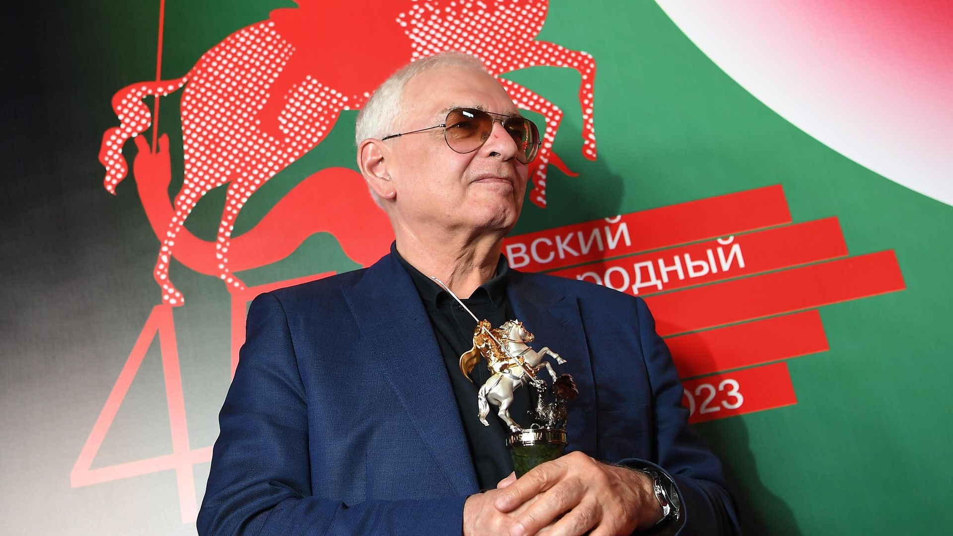Режиссер Карен Шахназаров, получивший Золотого Святого Георгия за вклад в мировой кинематограф, на церемонии закрытия 45-го Московского международного кинофестиваля Режиссер Карен Шахназаров, получивший Золотого Святого Георгия за вклад в мировой кинематограф, на церемонии закрытия 45-го Московского международного кинофестиваля - РИА Новости, 1920, 28.04.2023