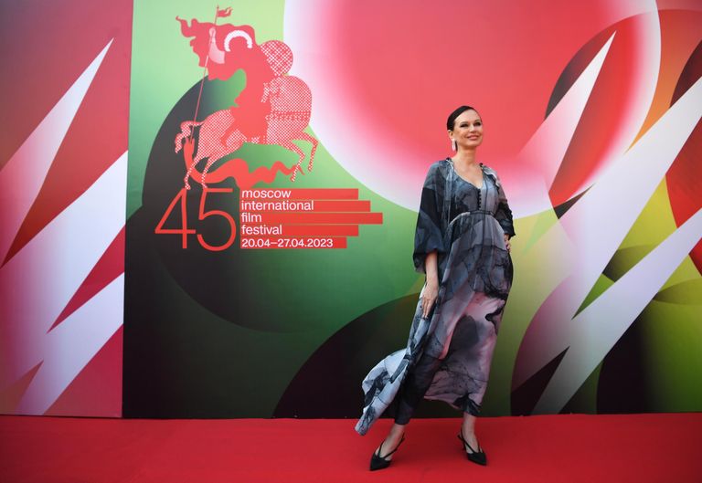Актриса Ирина Безрукова на красной дорожке перед началом церемонии закрытия 45-го Московского Международного кинофестиваля Актриса Ирина Безрукова на красной дорожке перед началом церемонии закрытия 45-го Московского Международного кинофестиваля