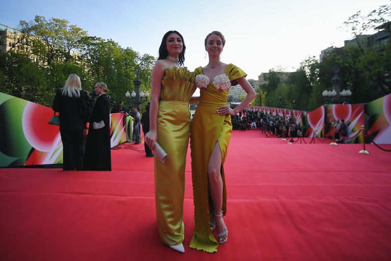 Актриса Алена Чехова (справа) на красной дорожке перед началом церемонии закрытия 45-го Московского Международного кинофестиваля Актриса Алена Чехова (справа) на красной дорожке перед началом церемонии закрытия 45-го Московского Международного кинофестиваля